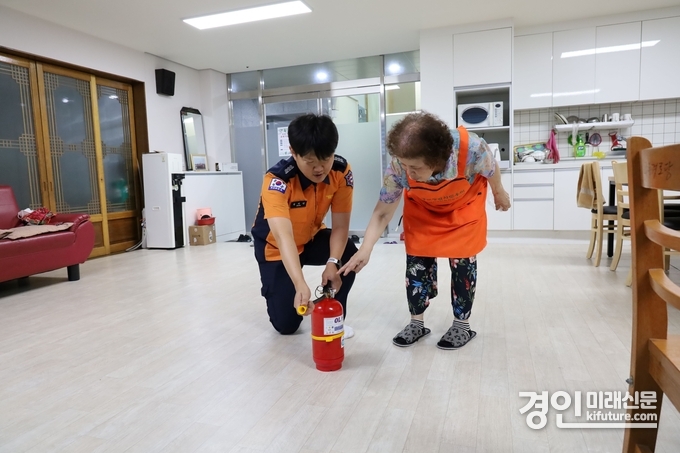 소방 관계자가 주택용 소화기 사용법을 안내하고 있다. <사진=경기도>
