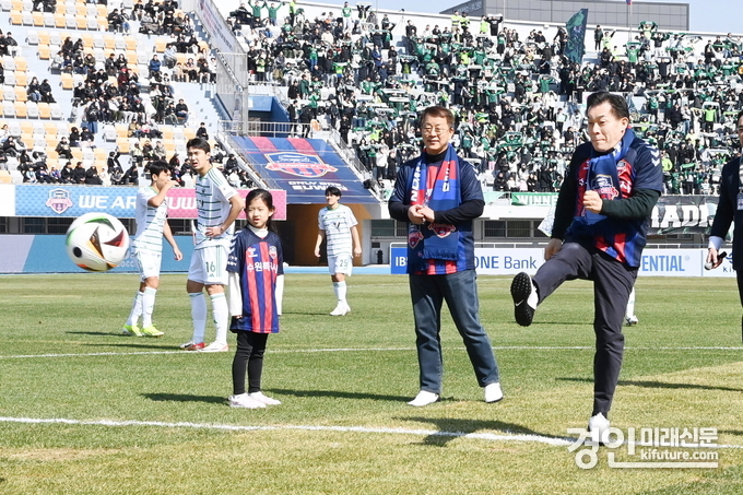 이재준 수원시장이 수원FC 홈개막전에서 시축하고 있다. <사진=수원시>