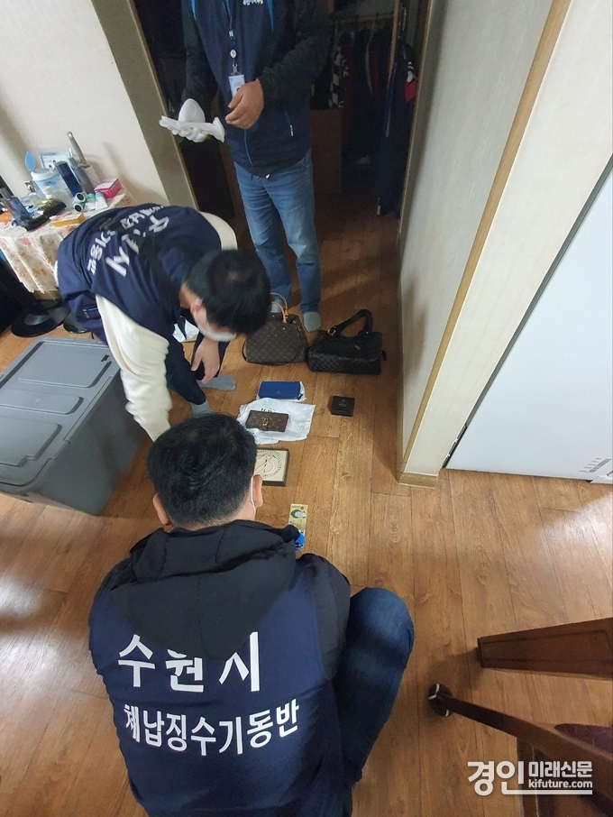 수원시 체납징수기동반 직원들이 체납자의 집을 수색하고 있다. <사진=수원시> 