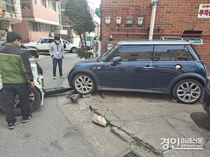 수원시 징수과 직원이 체납차량을 견인하고 있다. <사진=수원시>