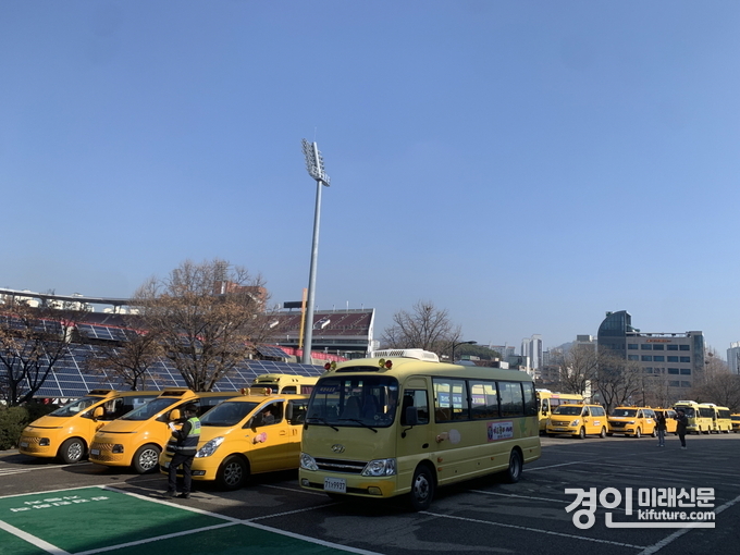 수원시와 수원남부·중부·서부경찰서, 한국교통안전공단 경기남부본부가 어린이 통학버스 합동점검을 하고 있다. <사진=수원시>