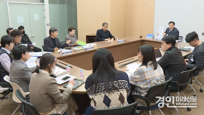 고준호 경기도의원이 경기도 장애인생산품판매시설에 대해 관계자들과 논의하고 있다. <사진=경기도의회>