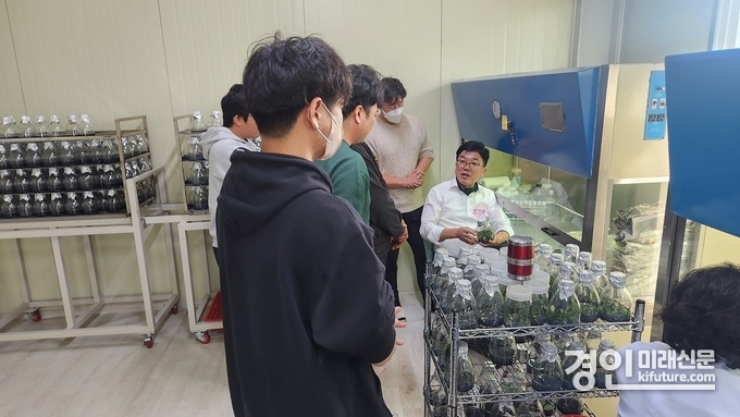 남양주시 청년들이 농업에 대해 설명을 듣고 있다. <사진=남양주시>