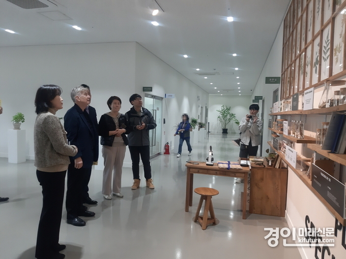 헤롤드 도렌베체르 피닉스시의 사막식물원 이사장이 영흥수목원을 둘러보고 있다. <사진=수원시>