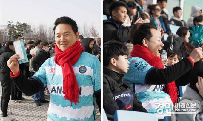 장성민 국민의힘 안산시갑 에비후보가 안산 그리너스FC와 수원 삼성 프로축구 경기표를 구입(왼쪽)해 축구팬들과 함께 안산FC를 응원하고 있다. <사진=장성민 예비후보 사무실> 