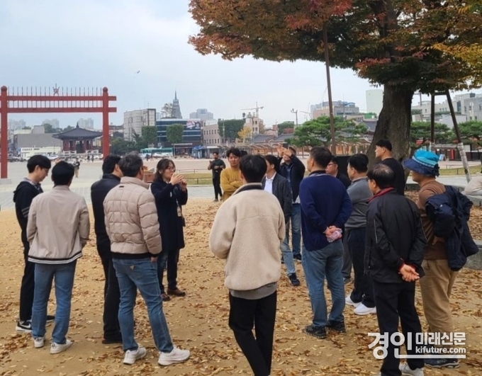 관광객들이 문화관광해설사의 설명을 듣고 있다. <사진=수원문화재단>