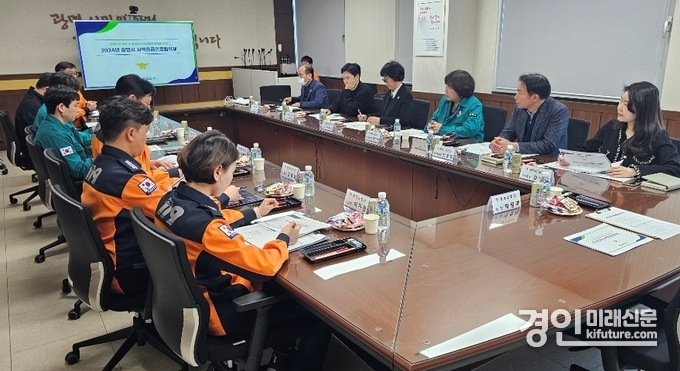 광명소방서는 18일 의료재난 대응 지역응급의료협의체 운영에 대해 논의하고 있다. <사진=광명소방서>