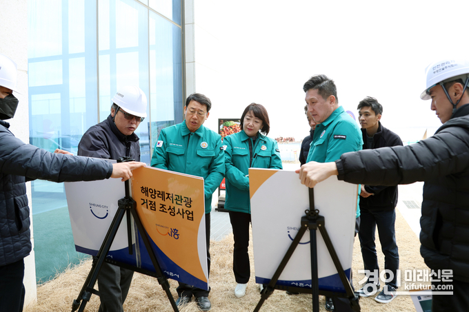 시흥시의회 자치행정위원회가 거북섬 마리나 현장에서 관계자의 설명을 듣고 있다. <사진=시흥시의회>