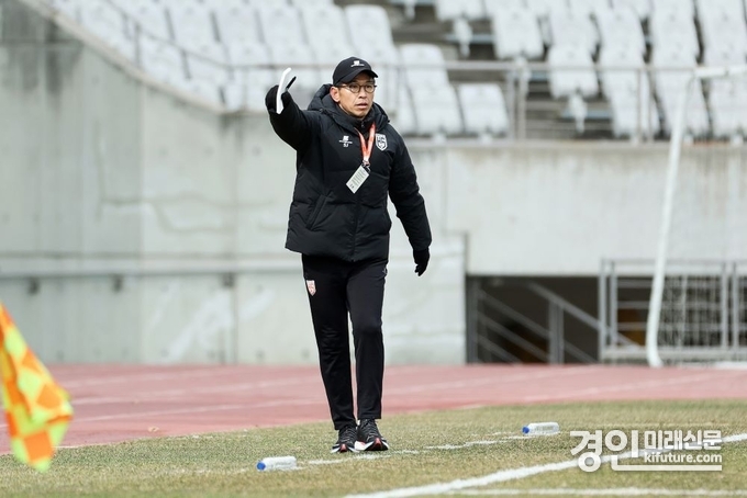 주승진 화성FC 감독이 선수들에게 작전지시를 하고 있다. <사진=화성FC>