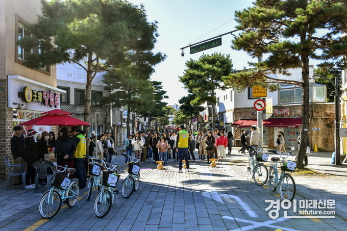 지난해 열린 ‘생태교통 수원 뉴페스타’에서 시민들이 축제를 즐기고 있다. <사진=수원시>