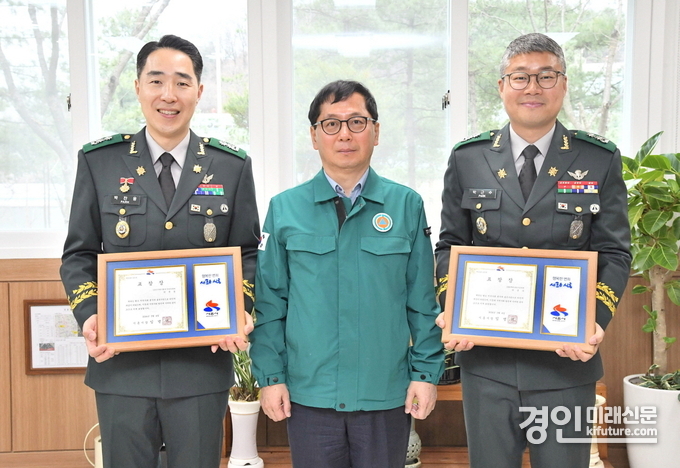 연제찬 시흥시 부시장이 시-군 협조 체계 구축을 위해 7578부대 방문한 가운데 관계자들과 기념촬영을 하고 있다. <사진=시흥시>