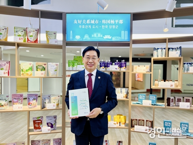 전진선 양평군수가 조장시 라이브커머스센터에 전시된 양평군 기업 제품을 홍보하고 있다. <사진=양평군>