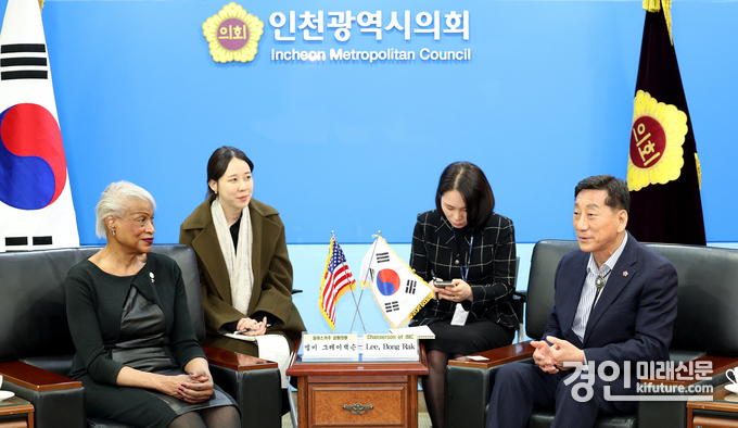 이봉락 인천광역시의회 의장(오른쪽)이 28일 엘비 그레이잭슨 알래스카주 상원의원을 접견하고 있다. <사진=인천시의회>