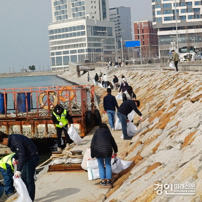 시흥시가 ‘연안 정화의 날&경기바다 함께해(海)’ 행사를 진행하고 있다. <사진=시흥시>