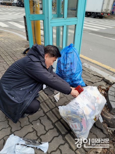 수원시 감시원이 무단 배출된 생활폐기물을 살펴보고 있다. <사진=수원시>