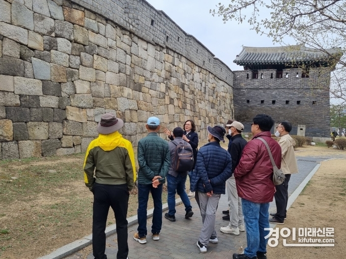 관광객들이 수원화성에서 문화관광해설사의 설명을 듣고 있다. <사진=수원문화재단>