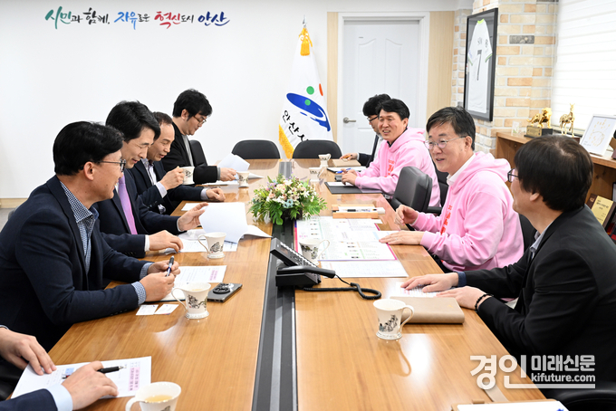 안산시와 고용노동부가 중대재해 예방·일자리 안정을 위한 협업 강화에 대해 논의하고 있다. <사진=안산시>