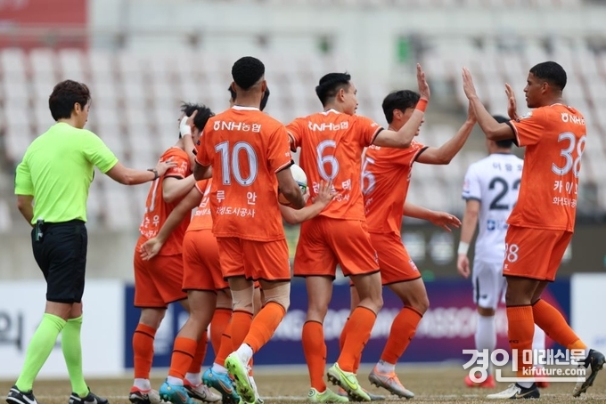 화성FC 선수단이 지난 3월 16일 화성종합경기타운 내 주경기장에서 열린 김해시청축구단과 홈경기에서 골을 넣고 기뻐하고 있다. <사진=화성FC>