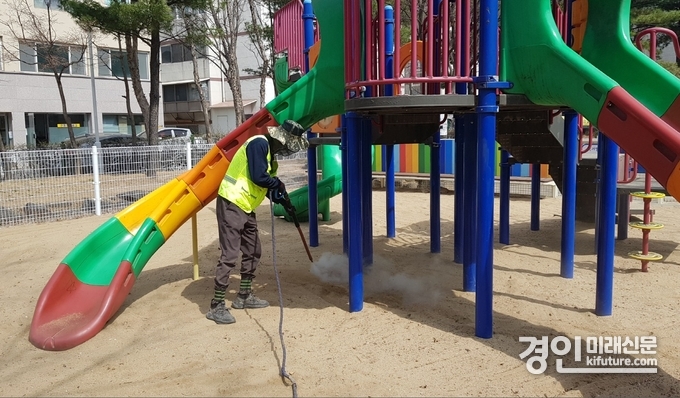 시흥시 관계자가 대야·신천 어린이놀이시설을 소독하고 있다. <사진=시흥시>