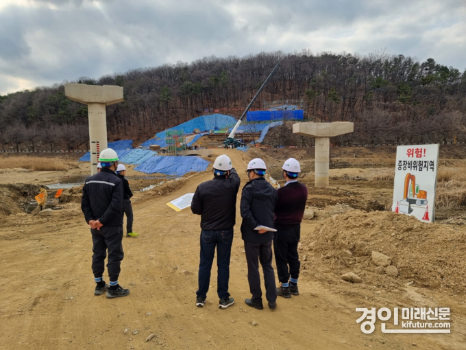 경기도 관계자들이 공사현장 현장점검을 실시하고 있다. <사진=경기도> 