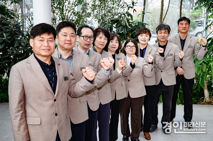새빛민원실 베테랑 팀장들이 실내 정원에서 함께하고 있다. <사진=수원시>