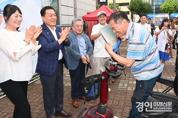 이재준 수원시장(왼쪽 2번째)이 지난해 8월 ‘새빛희망매표소’ 현판을 전달하고 있다. <사진=수원시> 