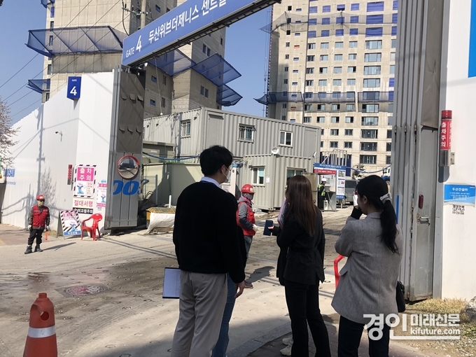 인천광역시교육청 관계자들이 학교 주변 50M 내 공사장 교육환경을 합동점검하고 있다. <사진=인천시교육청>