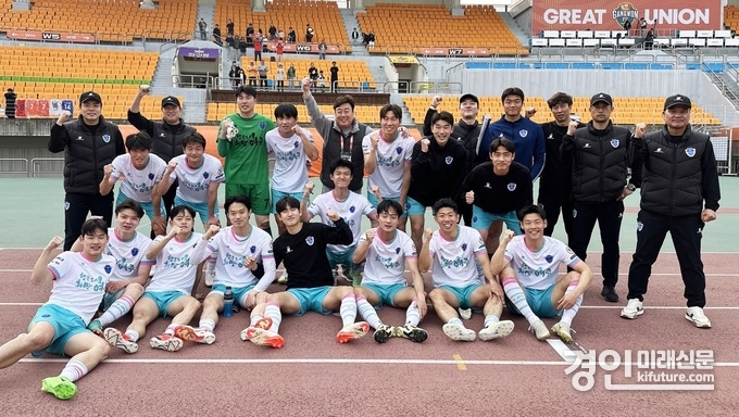 연패 탈출에 성공한 여주FC가 K3리그 첫승을 거두고 기념촬영을 하고 있다. <사진=여주시>