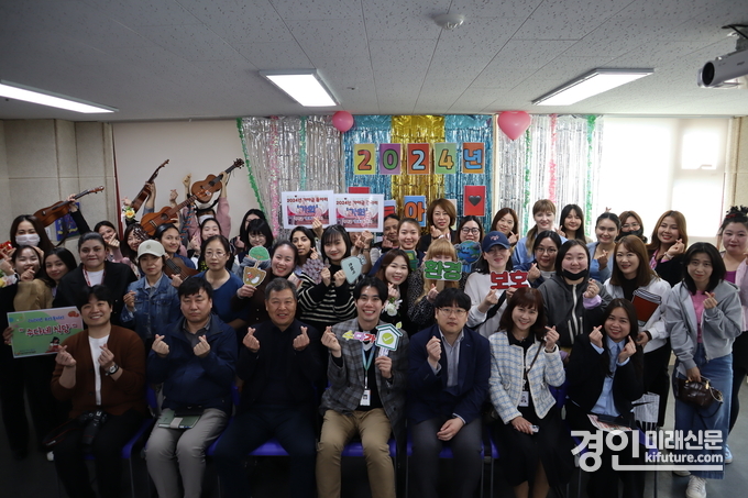 수원시 다문화가족 동아리모임 발대식 참석자들이 기념촬영을 하고 있다. <사진=수원시>