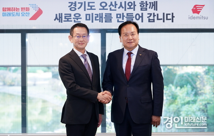 이권재 오산시장(오른쪽)이 이데미츠코산 관계자와 악수를 하고 있다. <사진=오산시>