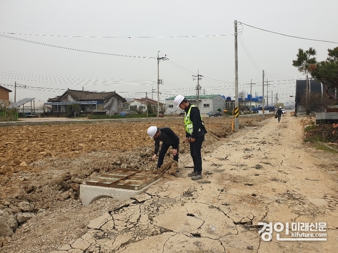 평택시 관계자가 농촌생활환경 정비사업 안전 점검을 실시하고 있다. <사진=평택시>