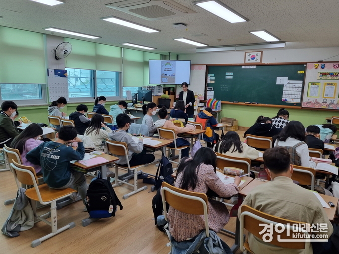 의왕향토사료관이 ‘학교로 찾아가는 의왕향토사료관’을 진행하고 있다. <사진=의왕향토사료관>