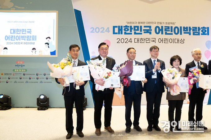 신충식 인천시의회 교육위원장이 보건복지부장관을 수상하고 관계자들과 기념촬영을 하고 있다. <사진=인천시의회>