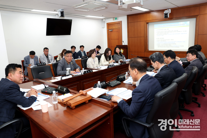 오산시의회가 시정 주요 사업과 현안을 논의하는 자리를 갖고 있다. <사진=오산시의회>