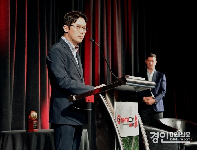 시네마콘 2024 시상식에 참석한 이동현 CJ CGV 경영혁신실장이 수상 소감을 전하고 있다. <사진=CGV>