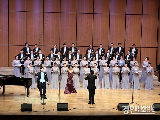 국립합창단이 김포아트홀에서 공연을 하고 있다. <사진=김포문화재단>