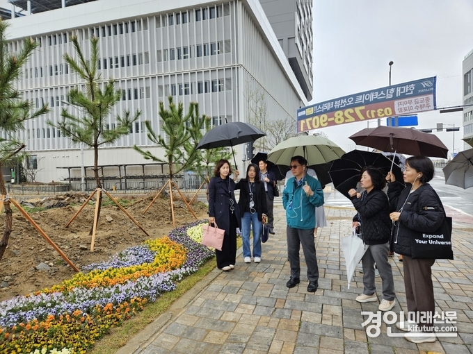 시흥시 관계자들이 거북섬을 둘러보고 있다. <사진=시흥시>