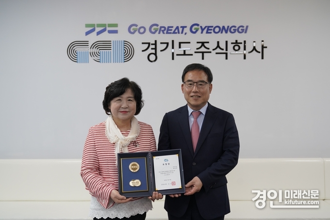 유혜옥 ㈜경기수출 회장(왼쪽)이 도지사 표창을 받고 이승록 경기도주식회사 권한대행과 기념촬영을 하고 있다. <사진=경기도>