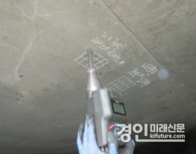 고양특례시 관계자가 상수도시설지 정기 안전점검을 실시하고 있다. <사진=고양시>