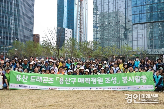 지난 16일 용산 드래곤즈 봉사자들이 용산역 광장 앞에서 봉사활동에 참여한 가운데 기념촬영을 하고 있다. <사진=CGV>