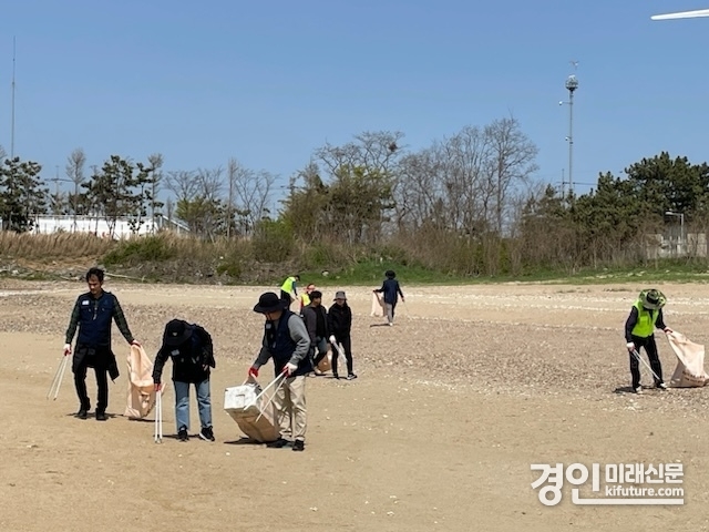 경기도가 해안가 봄맞이 대청소를 실시하고 있다. <사진=경기도>