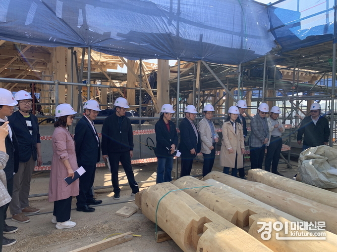 수원시 예산결산 검사 위원들이 현장 점검을 하고 있다. <사진=수원시>