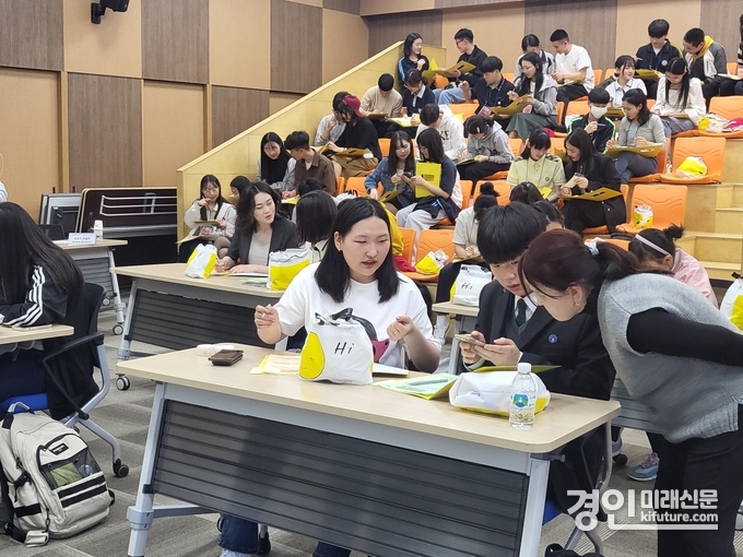 연수큰재장학재단 장학생들과 몽골 칭길테구 청소년들이 함께하고 있다. <사진=연수구>