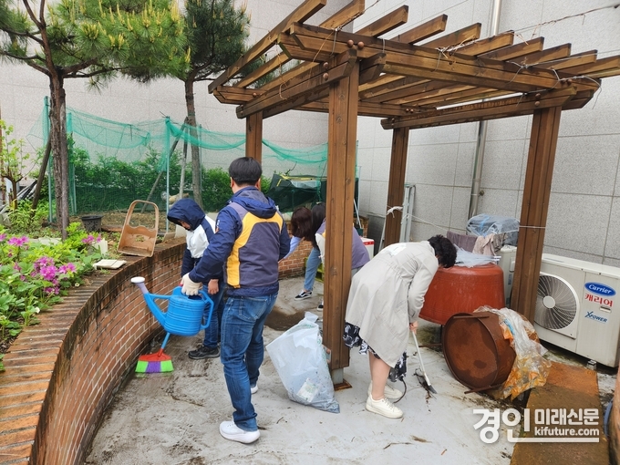 KB국민은행 정자동종합금융센터 직원들이 JL한꿈예술단 주변 환경정리에 땀을 흘리고 있다. <사진=KB국민은행>