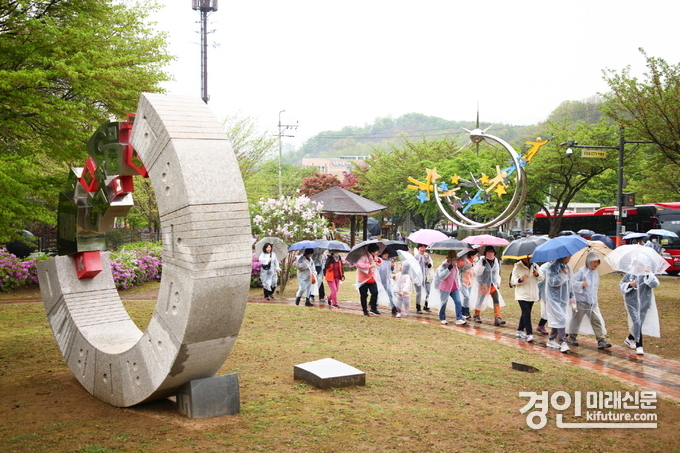 의왕시민들이 우천속에서도 ‘두발로 Day’에 참석해 환경에 대한 중요성을 인식하며 걷고 있다. <사진=의왕시> 