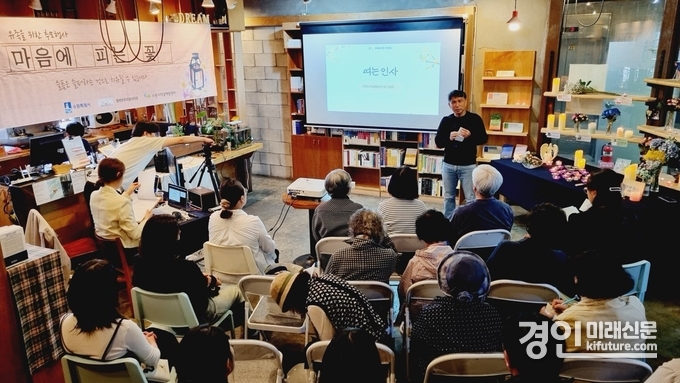 수원시자살예방센터가 제9회 마음에 피는 꽃 행사를 열고 있다. <사진=수원시>