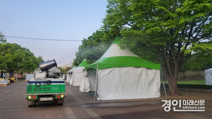 고양시가 2024고양국제꽃박람회를 찾는 관람객들의 불편을 최소화하기 위해 합동방역을 실시하고 있다. <사진=고양시>