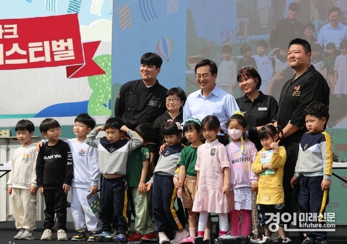 김동연 경기도지사(뒷줄 가운데)가 G마크 한우 그릴 페스티벌 행사 관계자들과 함께하고 있다. <사진=경기도농수산진흥원>
