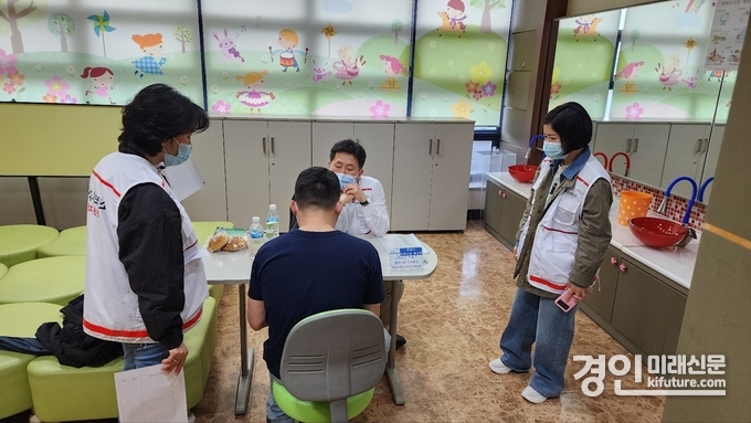 화성시 의료나눔 봉사단이 무료 진료를 하고 있다. <사진=화성시>