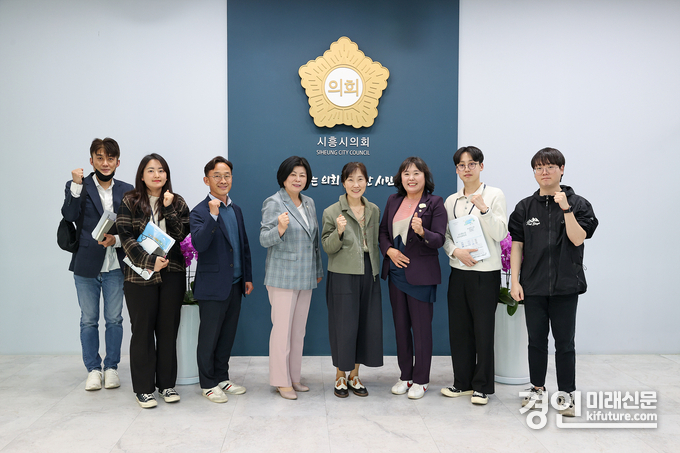 시흥시의회 의원 연구단체 하천관리 방안 연구회 관계자들이 기념촬영을 하고 있다. <사진=시흥시의회>